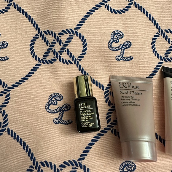 New Estée Lauder goodie bag (robbed)…unopened product with bag - Picture 3 of 6